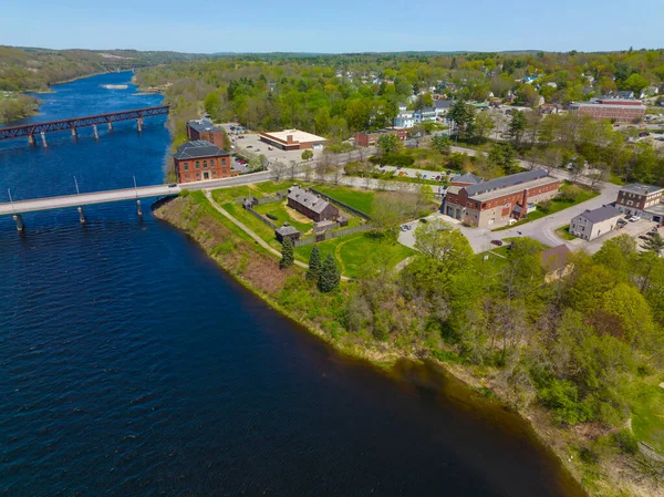 Spring, Augusta, Maine ME, ABD 'de Kennebec Nehri' nin doğu kıyısındaki Old Fort Western ve Augusta City Hall hava manzarası. 