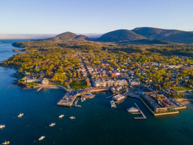 Gün batımında Bar Harbor tarihi şehir merkezi hava manzarası, arka planda Cadillac Dağı, Bar Harbor, Maine ME, ABD. 