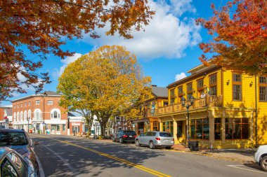 Plymouth, Massachusetts MA 'nın tarihi şehir merkezinde 53 Main Caddesi' ndeki tarihi ticari bina.. 