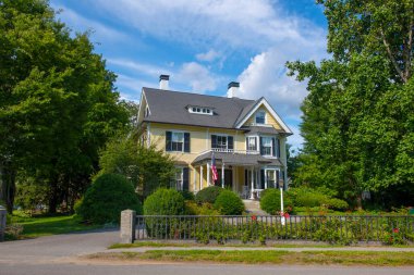 Concord, Massachusetts MA, ABD 'nin tarihi şehir merkezindeki ana caddedeki tarihi konut binası.. 