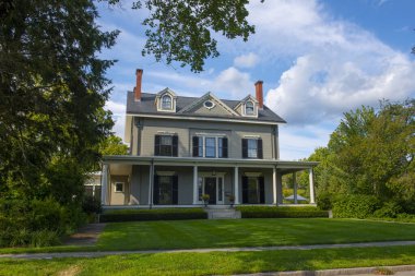 Concord, Massachusetts MA, ABD 'nin tarihi şehir merkezindeki ana caddedeki tarihi konut binası.. 