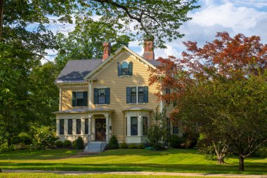 Concord, Massachusetts MA, ABD 'nin tarihi şehir merkezindeki ana caddedeki tarihi konut binası.. 