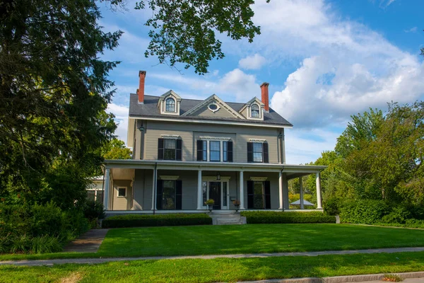 Concord, Massachusetts MA, ABD 'nin tarihi şehir merkezindeki ana caddedeki tarihi konut binası.. 