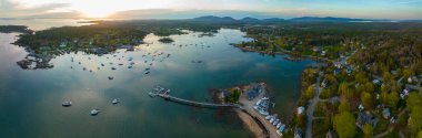 Bass Limanı ve köy hava manzarası gün batımında Acadia Ulusal Parkı 'ndaki dağlarla birlikte Maine ME, ABD' deki Çöl Adası 'ndaki Tremont kasabasının arka planında.. 