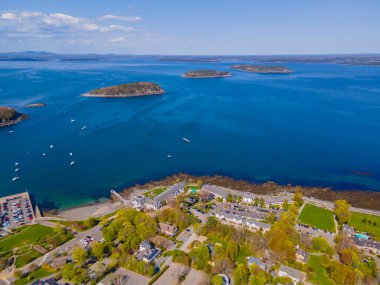 Main Street 'teki Bar Harbor tarihi kasaba merkezi ve Frenchman Körfezi hava manzaralı Porcupine Adaları, Bar Harbor, Maine ME, ABD. 
