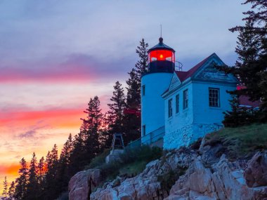 Bass Harbor Baş Feneri, gün batımında ABD 'nin Maine ME kentindeki Acadia Ulusal Parkı' ndaki Çöl Adası 'nın en güneyinde.. 