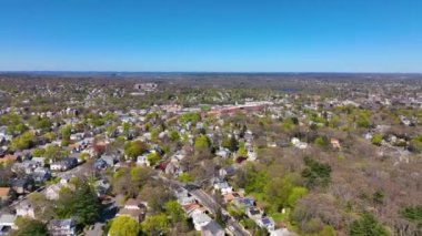 ABD 'nin Massachusetts MA, Arlington kentinin arka planında Spy Pond ve Boston modern şehir siluetinin yer aldığı Arlington Heights banliyö manzarası. 