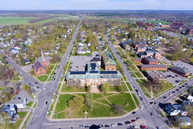 Potsdam, New York, ABD 'deki Clarkson Üniversitesi' nin Eski Snell Salonu 'nun havadan görünüşü.