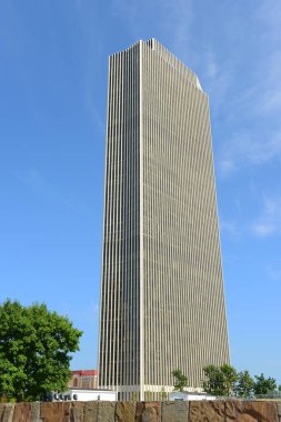 Erastus Corning Tower, 1965 yılında ABD 'nin Albany şehir merkezinde Empire State Plaza' nın doğu yakasında tamamlanmış bir gökdelendir. Bu bina New York Sağlık Bakanlığı 'na ev sahipliği yapıyor.. 