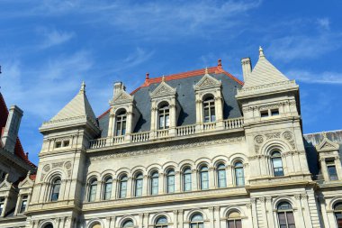 New York State Capitol binası Albany şehir merkezinde, New York, New York, ABD. Bu bina 1867 'de Romanesque Revival ve Neo-Rönesans tarzıyla inşa edildi..