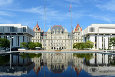 New York State Capitol binası Albany şehir merkezinde, New York, New York, ABD. Bu bina 1867 'de Romanesque Revival ve Neo-Rönesans tarzıyla inşa edildi..