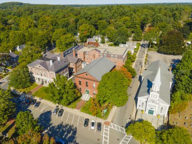 Concord Anıt Meydanı hava manzarası, yaz aylarında Concord, Massachusetts MA, ABD 'de bulunan Kutsal Aile Kilisesi ve Concord Belediye Binası' nı içerir.. 