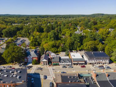 Concord tarihi şehir merkezi havacılık manzarası yazın Concord, Massachusetts MA, ABD 'deki Main Street kasabasında görüldü.. 