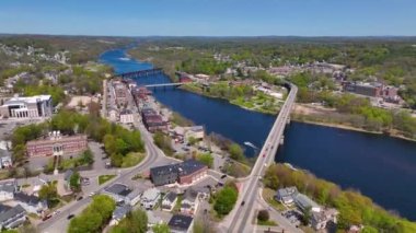 Augusta, Maine ME, ABD 'nin tarihi şehir merkezindeki Kennebec Nehri üzerindeki Memorial Bridge hava görüntüsü. 