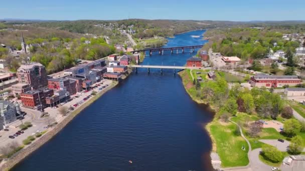 Memorial Bridge Flygfoto Över Kennebec River Historiska Centrum Augusta Maine — Stockvideo