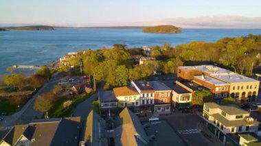 Gün batımında Bar Harbor tarihi şehir merkezi hava manzarası, arka planda Cadillac Dağı, Bar Harbor, Maine ME, ABD. 