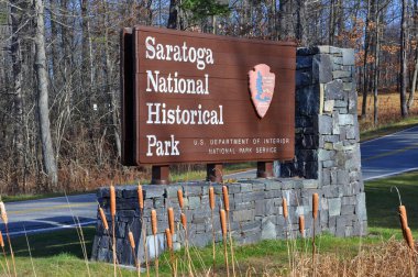 Saratoga Ulusal Tarih Parkı 'nın işareti, Saratoga County, New York' un dışı, ABD. Burası Amerikan Devrimci Savaşı 'nda Saratoga Savaşları' nın yapıldığı yer..
