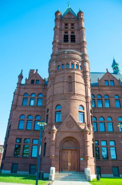 Syracuse Üniversitesi 'ndeki John Crouse Memorial College, New York State NY, ABD. 1889 'da inşa edilen bu Romanesk bina, ABD' deki ilk Güzel Sanatlar koleji oldu..