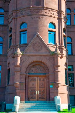 Syracuse Üniversitesi 'ndeki John Crouse Memorial College, New York State NY, ABD. 1889 'da inşa edilen bu Romanesk bina, ABD' deki ilk Güzel Sanatlar koleji oldu..