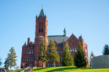 Syracuse Üniversitesi 'ndeki John Crouse Memorial College, New York State NY, ABD. 1889 'da inşa edilen bu Romanesk bina, ABD' deki ilk Güzel Sanatlar koleji oldu..