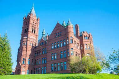 Syracuse Üniversitesi 'ndeki John Crouse Memorial College, New York State NY, ABD. 1889 'da inşa edilen bu Romanesk bina, ABD' deki ilk Güzel Sanatlar koleji oldu..