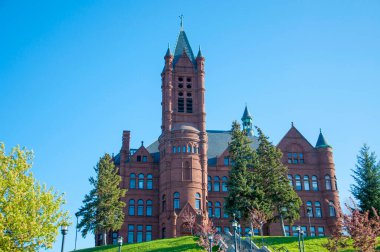 Syracuse Üniversitesi 'ndeki John Crouse Memorial College, New York State NY, ABD. 1889 'da inşa edilen bu Romanesk bina, ABD' deki ilk Güzel Sanatlar koleji oldu..