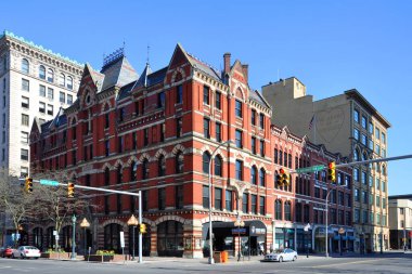 Tarihi Beyaz Anıt Binası 1876 yılında Syracuse, New York Eyaleti, ABD 'de Viktorya dönemi Gotik tarzı AT 100 E Washington Caddesi ile inşa edilmiştir..