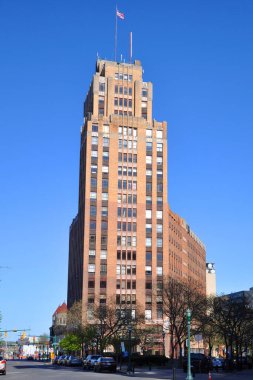 State Tower Binası 1927 yılında New York eyaleti New York, ABD 'nin Syracuse şehrinde inşa edilmiştir. Bu Art Deco tarzı bina hala Syracuse 'daki en yüksek bina..