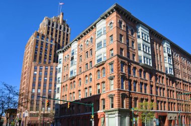 State Tower Binası 1927 yılında New York eyaleti New York, ABD 'nin Syracuse şehrinde inşa edilmiştir. Bu Art Deco tarzı bina hala Syracuse 'daki en yüksek bina..