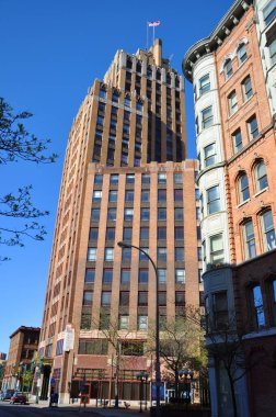 State Tower Binası 1927 yılında New York eyaleti New York, ABD 'nin Syracuse şehrinde inşa edilmiştir. Bu Art Deco tarzı bina hala Syracuse 'daki en yüksek bina..