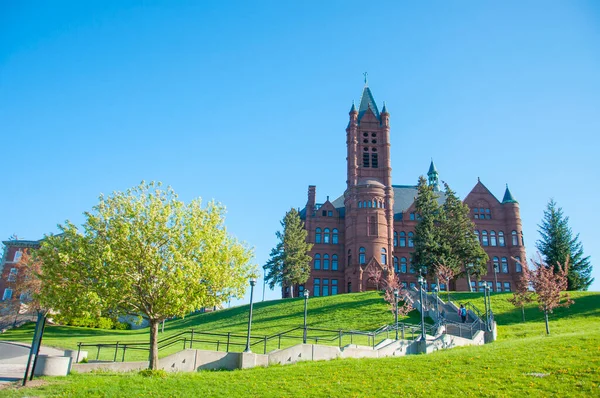 Syracuse Üniversitesi 'ndeki John Crouse Memorial College, New York State NY, ABD. 1889 'da inşa edilen bu Romanesk bina, ABD' deki ilk Güzel Sanatlar koleji oldu..