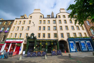 Edinburgh, İskoçya 'daki Royal Mile yakınlarındaki Grassmarket' teki tarihi ticari bina. Eski Edinburgh kasabası 1995 yılından beri UNESCO 'nun Dünya Mirasları Alanıdır.. 