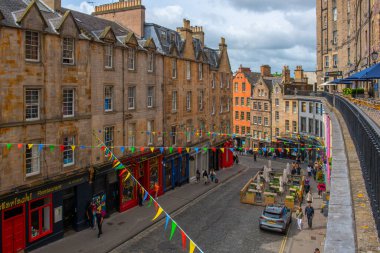 Edinburgh, İskoçya 'daki Royal Mile yakınlarındaki Victoria Caddesi' ndeki tarihi ticari bina. Eski Edinburgh kasabası 1995 yılından beri UNESCO 'nun Dünya Mirasları Alanıdır.. 