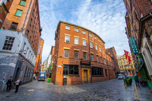 Бар Remeniss в Фелль-Корте на Мэтью-стрит в центре Ливерпуля, Мерсейсайд, Великобритания. Ливерпульский морской торговый город включен в список Всемирного наследия ЮНЕСКО. 