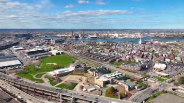 Boston şehir merkezi finans bölgesi silueti ve Leonard Zakim Köprüsü hava manzarası, Boston Limanı ve Charles Nehri arka planda, Boston, Massachusetts MA, ABD. 