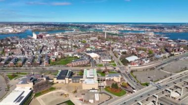Boston şehir merkezi finans bölgesi silueti ve Leonard Zakim Köprüsü hava manzarası, Boston Limanı ve Charles Nehri arka planda, Boston, Massachusetts MA, ABD. 