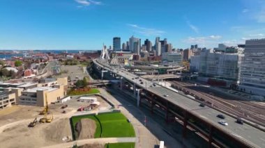 Boston şehir merkezi finans bölgesi silueti ve Leonard Zakim Köprüsü hava manzarası, Boston Limanı ve Charles Nehri arka planda, Boston, Massachusetts MA, ABD. 