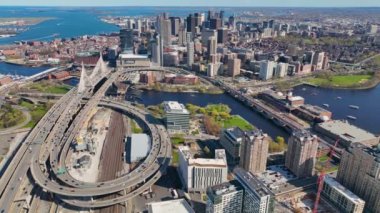 Boston şehir merkezi finans bölgesi silueti ve Leonard Zakim Köprüsü hava manzarası, Boston Limanı ve Charles Nehri arka planda, Boston, Massachusetts MA, ABD. 