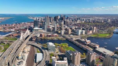 Boston şehir merkezi finans bölgesi silueti ve Leonard Zakim Köprüsü hava manzarası, Boston Limanı ve Charles Nehri arka planda, Boston, Massachusetts MA, ABD. 