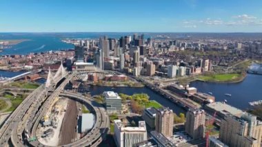 Boston şehir merkezi finans bölgesi silueti ve Leonard Zakim Köprüsü hava manzarası, Boston Limanı ve Charles Nehri arka planda, Boston, Massachusetts MA, ABD. 