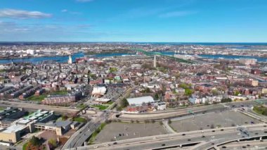 Boston şehir merkezi finans bölgesi silueti ve Leonard Zakim Köprüsü hava manzarası, Boston Limanı ve Charles Nehri arka planda, Boston, Massachusetts MA, ABD. 