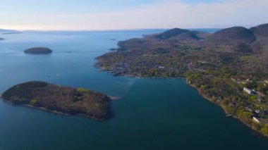 Acadia Ulusal Parkı ve Cadillac Dağı hava manzarası Bar Harbor Town, Bar Island ve Maine ME, ABD 'deki Frenchman Körfezi' nden Porcupine Adaları da dahil.. 