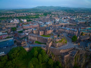 Günbatımında Edinburgh Şatosu, İskoçya 'nın Edinburgh şehrindeki Castle Rock' ta bulunan tarihi bir kaledir. Eski Edinburgh kasabası 1995 yılından beri UNESCO 'nun Dünya Mirasları Alanıdır.. 