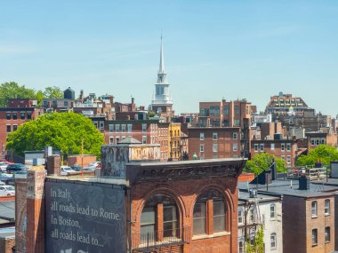 Causeway Caddesi ve Endicott Caddesi 'ndeki North End tarihi hava manzaralı arka planda Eski Kuzey Kilisesi, Boston, Massachusetts MA, ABD. 