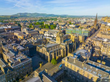 St. Giles Katedrali, nam-ı diğer High Kirk Kilisesi, İskoçya 'nın Edinburgh şehrinde Royal Mile' da High Street 'te hava manzaralı. Eski Edinburgh kasabası 1995 yılından beri UNESCO 'nun Dünya Mirasları Alanıdır.. 