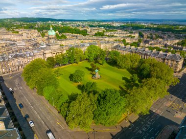 Charlotte Meydanı hava manzarası Prens Albert heykeli ve Edinburgh, İskoçya 'daki West Register House dahil. New Town Edinburgh, 1995 yılından bu yana UNESCO 'nun Dünya Mirasları Alanıdır.. 