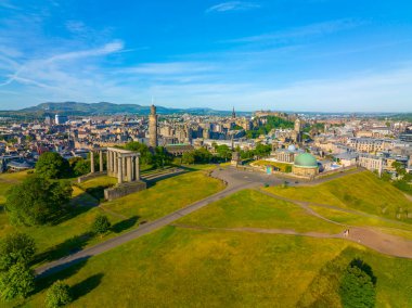 Ulusal Anıt, Nelson Anıtı ve New Town of Edinburgh, İskoçya 'daki Calton Hill' de şehir gözlemevi manzarası. New Town Edinburgh, 1995 yılından bu yana UNESCO 'nun Dünya Mirasları Alanıdır.. 