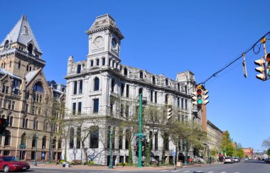 Gridley Binası 1867 yılında New York eyaleti New York 'un merkezindeki Clinton Meydanı 101 S Salina Sokağı' nda inşa edilmiştir..