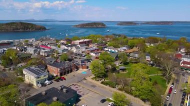 Main Caddesi 'ndeki Bar Harbor tarihi kasaba merkezi ve Frenchman Körfezi hava manzaralı Bar Harbor, Maine ME, ABD. 