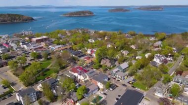 Main Caddesi 'ndeki Bar Harbor tarihi kasaba merkezi ve Frenchman Körfezi hava manzaralı Bar Harbor, Maine ME, ABD. 